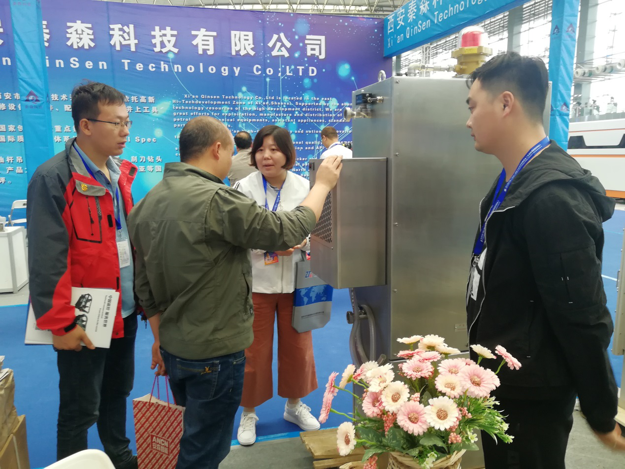 展會(huì)現(xiàn)場(chǎng)參展商為采購商講解展品